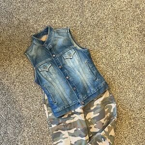 Levi’s Women’s Vest M (8-10)
